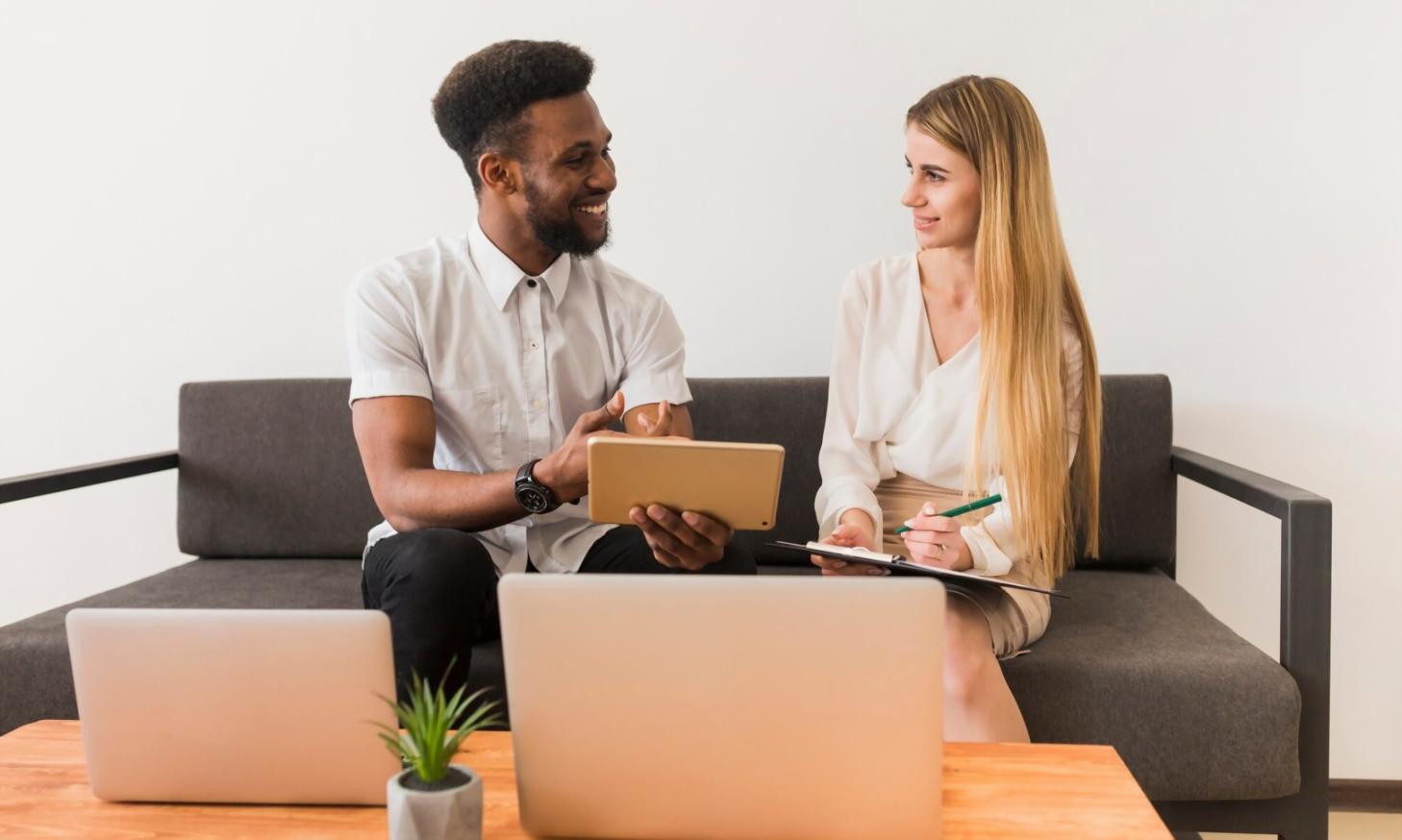 Sesión práctica de análisis presupuestario con participantes revisando datos financieros reales en ordenadores