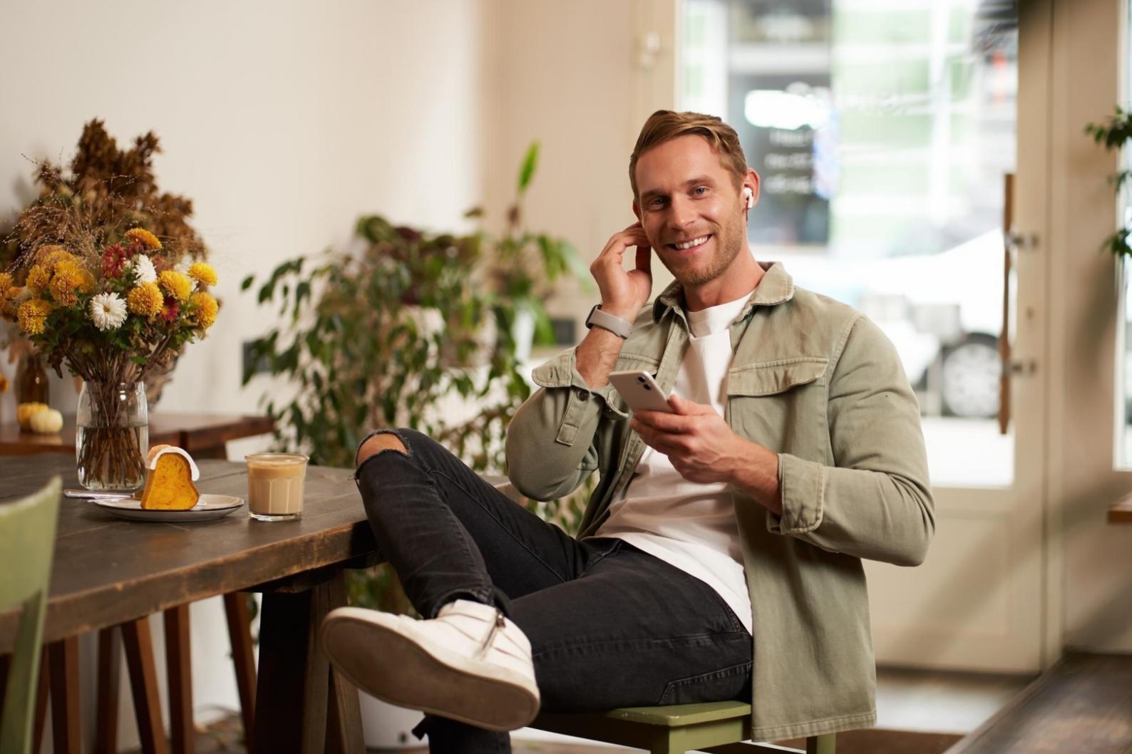 Profesional analizando informes financieros en oficina moderna