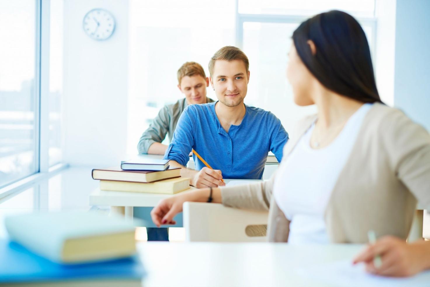 Equipo financiero colaborando en estrategia presupuestaria