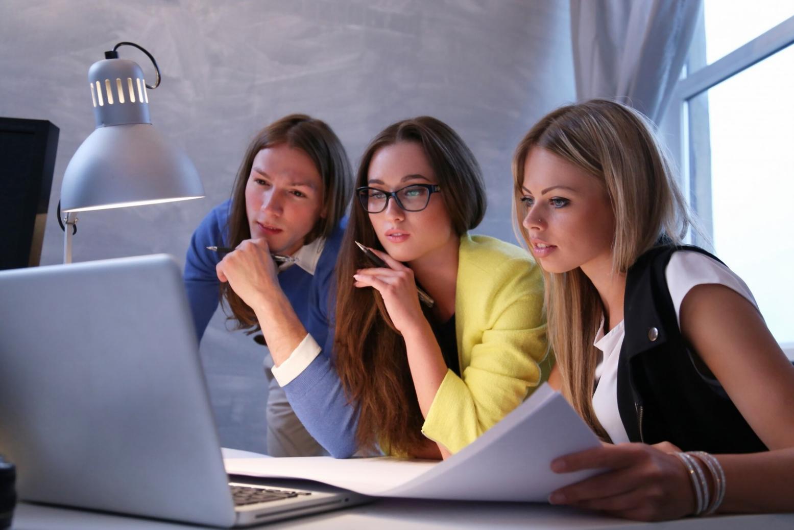 Revisión de informes financieros mensuales